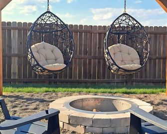 Relaxing 3BR Getaway Near I-75 w/ Hot Tub & Cozy Outdoor Seating - Berea - Patio