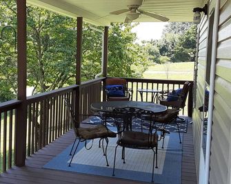 Lake Cumberland Cabin - Bronston - Balcony