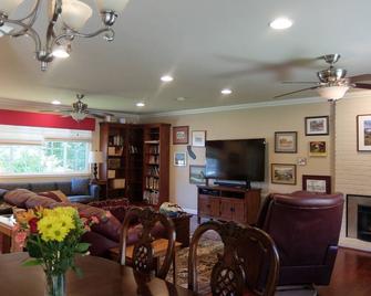 Quiet & handy family friendly in convenient location & quick access to 580 &town - Benicia - Salle à manger