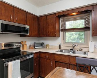 Des Moines Entire home 3 Bdms King; Queen; Twins quiet near High Trestle Trail - Ankeny - Kitchen