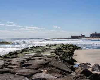 Beautifully renovated Victorian by the sea, 5 blocks from the beach. - Asbury Park