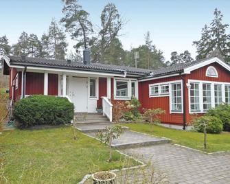 Here you live in Nacka, Saltsjö-Boo, in a beautiful house with 3 floors, with spacious living areas - Boo - Building