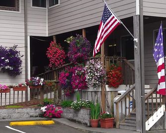 Tradewinds Motel - Rockaway Beach - Outdoors view