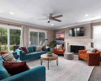 Sunny San Diego Retreat w Hot tub & Game Room - Fairbanks Ranch - סלון