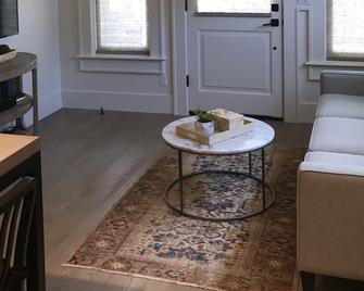 In the Heart of Downtown Carlton - Luxury Cottage for Two - Carlton - Living room
