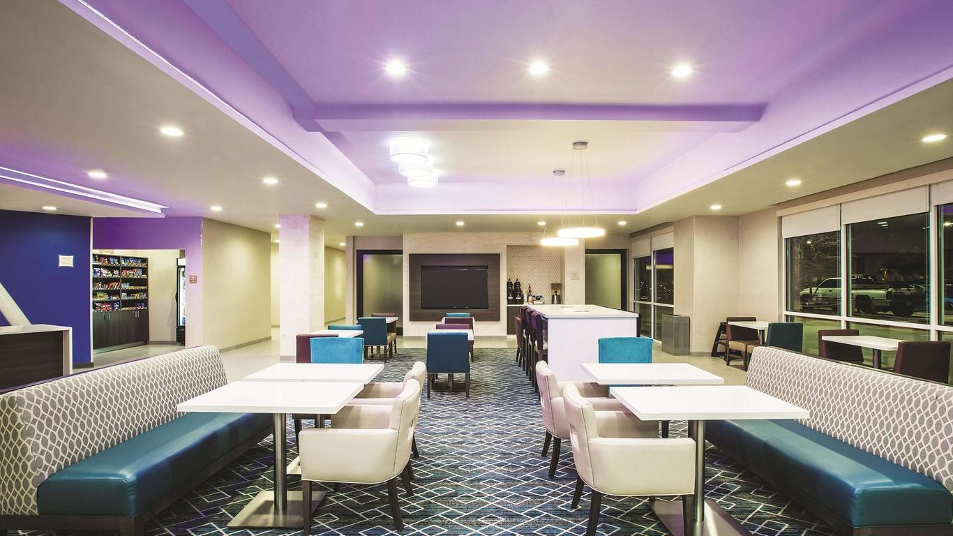 La Quinta Inn & Suites by Wyndham Dallas Northeast-Arboretum