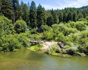 Kayaks included~Family Fun~Hot tub~Bar~Beautiful Home - Tomales - Vista del exterior