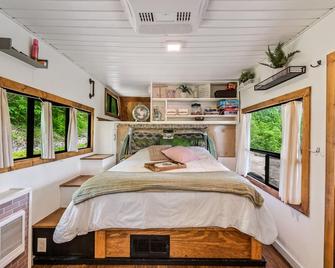 Beyond Glamping, The Inner Peace you search for with hot tub! - Dover - Bedroom