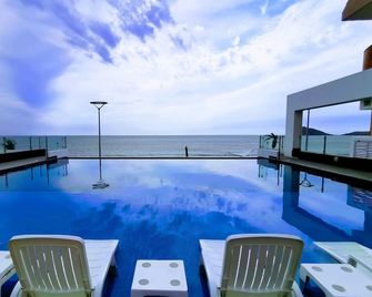 Coral Island Beach View Hotel - Mazatlán - Pool
