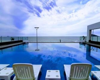 Coral Island Beach View Hotel - מזטלאן - בריכה