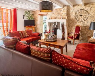 Family Retreat with Heated Pool, Near Puy du Fou & La Rochelle, Sleeps 14 - Saint-Valérien - Salon