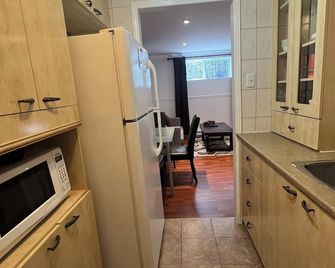 Style bachelor-sous-sol complet privé SDB, coin repas, Domaine Vert-Sud, Mirabel - Mirabel - Kitchen