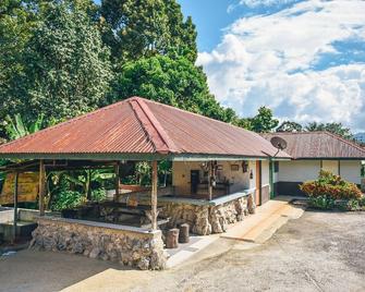 Providing mountain views, a shared lounge and barbecue facilities. - Lundu
