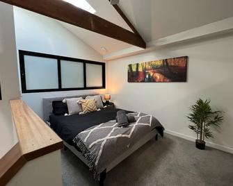 Well located Apt with Loft Bedroom & Aircon - Devonport - Bedroom