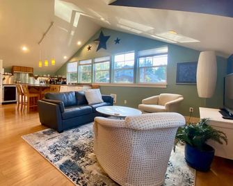 Hip & Sunny Lake Whatcom Apartment - Bellingham - Living room