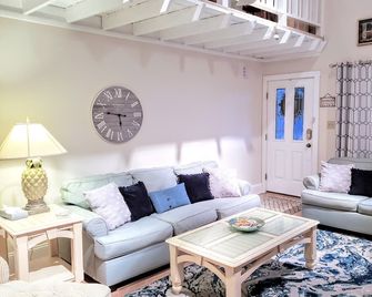 177 steps to bay, in October rent 3 nights, get 4th night free!! Best sunsets! - Villas - Living room