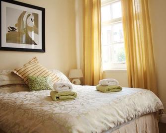 The Liver View - Wallasey - Bedroom