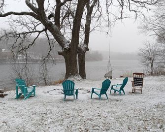 Red Riverfront Cottage w/Firepit & Swings, Blackhawk on the Fox!! - Algonquin - Innenhof