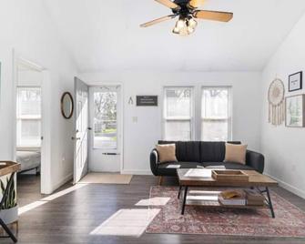 This house is a 2 bedroom(s), 1 bathrooms, located in Southfield, MI. - Southfield - Living room