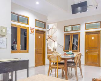 OYO 94026 Uma Arda Hometown - Tasikmalaya - Dining room