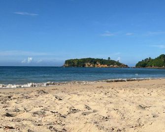 Sunset Haven: Spacious 2br Beachside Stay - Vega Alta - Playa