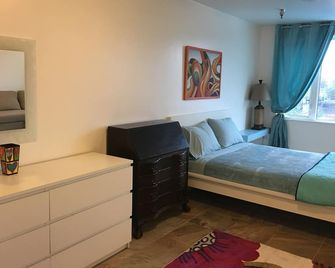 Aquamarine Upbeat Studio On The Mall - Kodiak - Bedroom