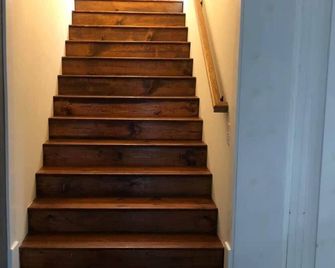 Cozy Farmhouse Downtown Apartment - Siloam Springs - Escaleras