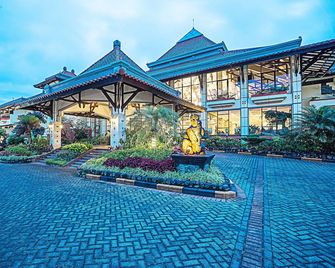 Royal Hotel and Villa Batu - Batu