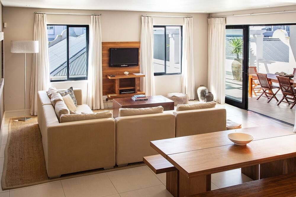 Marine Square Luxury Suites - Hermanus - Living room