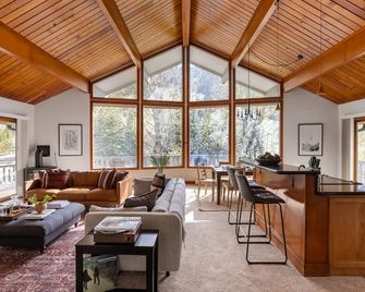 Bighorn by AvantStay Spacious Ski Cabin w Sprawling Porch Views Hot Tub - Vail - Living room