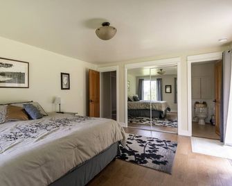 Rooftop Aerie - Amazing views, private, immaculate and comfortable home - Monroe - Schlafzimmer