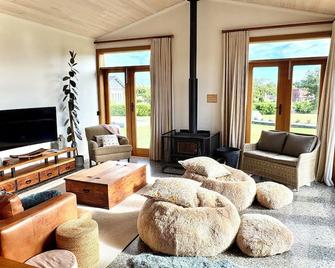 Luxury Wanaka villa, hot tub & mountain views - Wanaka - Pokój dzienny