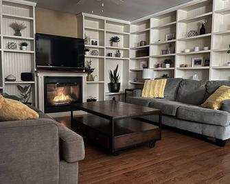 Heart of downtown w/ private backyard. Walk to Elora Mill! - Elora - Living room