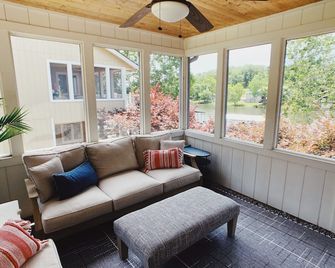 Modern Lakefront Retreat Steps from the Water in a Quiet Cove - Gravois Mills - Living room