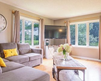 Peaceful Seymour Lake Retreat - Campbellford - Living room