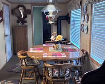 2 Bedroom rustic cabin in Mineral minutes to entrance of Lassen Park. - Mineral