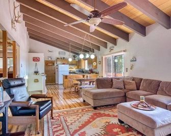 Pinecrestarearentals #7 Great Cabin Book 2nights get 3rd free in March/April. - Long Barn - Living room
