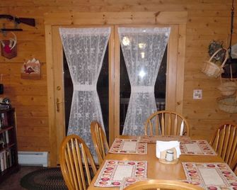 Log Cabin Rental with a Fireplace near Jay Peak Ski Resort in Vermont - Westfield - Dining room