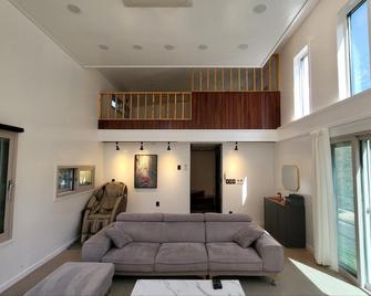 Seongju Avianto Pool Villa - Gimcheon - Sala de estar