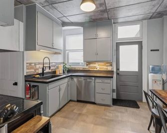 Brick Loft | Historic Downtown Walk-Up + Parking - Oberlin - Cocina