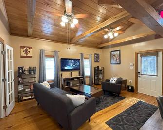 Chez Le Fleur: A cozy 2-bedroom home in Scott, LA - Scott - Living room