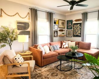 The Urban Island South Knox Home w/ Huge Yard - Knoxville - Living room