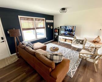 Wine Weekend Getaway: Steps to Winery & Battlefield w/ Mountain Views & Hot Tub! - Sharpsburg - Living room