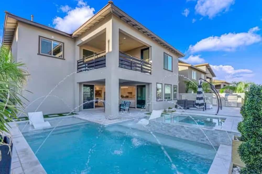 Red Rock Gated Luxury Modern Estate! Strip Views! Pool& Spa - לאס וגאס - בריכה