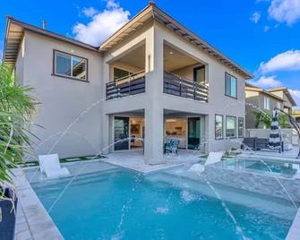 Red Rock Gated Luxury Modern Estate! Strip Views! Pool& Spa - Las Vegas - Pool