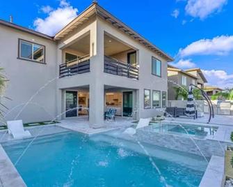 Red Rock Gated Luxury Modern Estate! Strip Views! Pool& Spa - לאס וגאס - בריכה