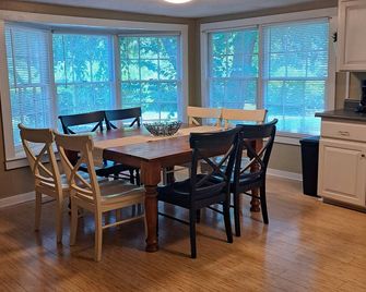Serene 3-bed, 3-bath apartment with AC in charming Whiteville - Whiteville - Comedor