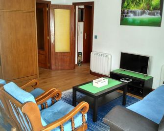 Residential tourist use with WiFi - Villarcayo - Huiskamer