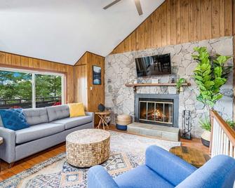 Amazing Views, Hot Tub, Fire Pit, Deck & Fireplace - Inwood - Living room