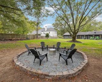 Walk To Dt Alph - Newly Renovated - Alpharetta - Patio